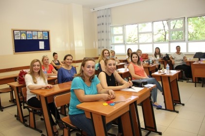 GKV&#8217;li öğretmenler öğrenci sıralarına oturdu 