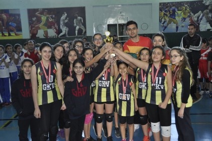 GKV’li voleybolcular dereceyle döndü 