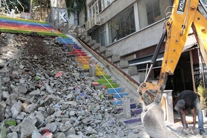 Gökkuşağı Merdivenlere Altyapı Yıkımı