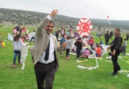 Gökyüzü rengarenk uçurtmalarla süslendi