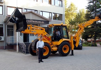 Gölbaşı Belediyesi’ne iş makinesi hediye edildi