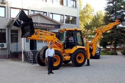 Gölbaşı Belediyesi&#8217;ne iş makinesi hediye edildi