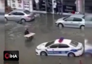 Göle dönen yol ortasında çorba keyfi