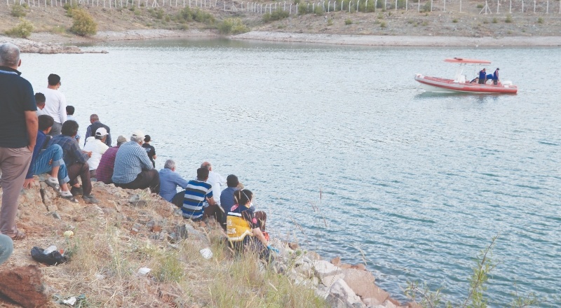 Gölette kaybolan genç aranıyor