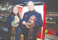 Gölge oyunuyla depremzede çocukları eğlendiriyorlar