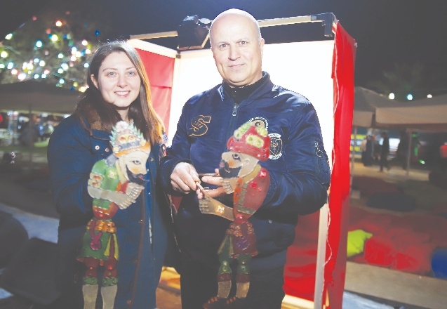 Gölge oyunuyla depremzede çocukları eğlendiriyorlar