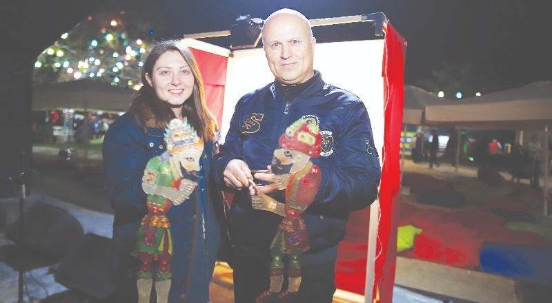 Gölge oyunuyla depremzede çocukları eğlendiriyorlar