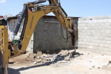 Gömülen kaçak tankı kapçeyle çıkarıldı