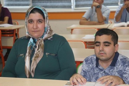 Görme engeline rağmen gezmekten ve öğrenmekten vazgeçmedi 