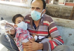 Görme engelli adam, epilepsi hastası oğlu için hastane köşelerinde şifa bekliyor