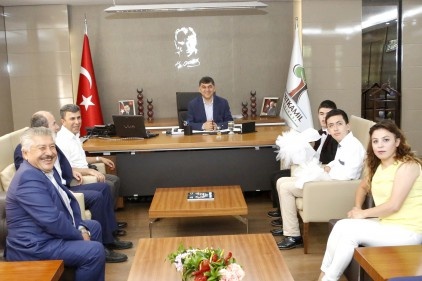 Görme engelli Miraç Dökücü ile Göktuğ Aril, Fadıloğlu&#8217;nu ziyaret etti
