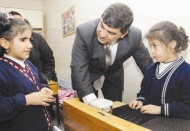 Görme engelli öğrencileri ziyaret ederek sorunlarını dinledi