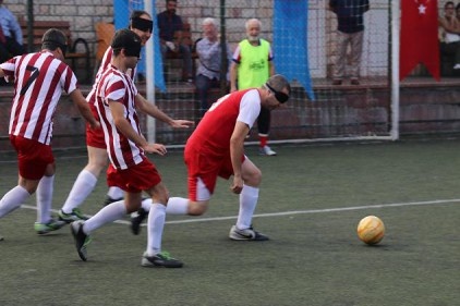 Görme engelli sağlıkçılardan futbol şovu 