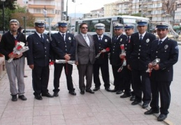 Görme engelliler karanfil dağıttı