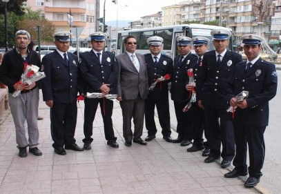 Görme engelliler karanfil dağıttı