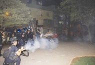 Gösteri yapan gruba polis biber gazı sıktı