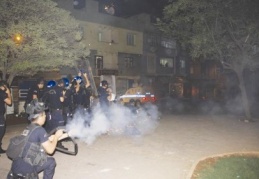 Gösteri yapan gruba polis biber gazı sıktı