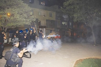 Gösteri yapan gruba polis biber gazı sıktı