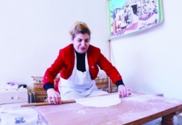 Gözleme evinde yufka açtı, terzide dikiş makinesinin başına geçti