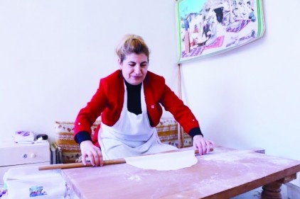 Gözleme evinde yufka açtı, terzide dikiş makinesinin başına geçti