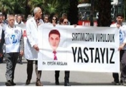 Grevdeki sağlık çalışanlarından şiddet yürüyüşü