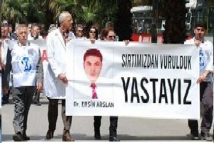 Grevdeki sağlık çalışanlarından şiddet yürüyüşü