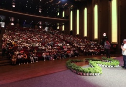 Gri koç, öğrencilerle bir araya geldi