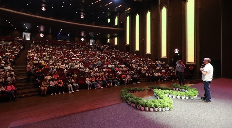 Gri koç, öğrencilerle bir araya geldi