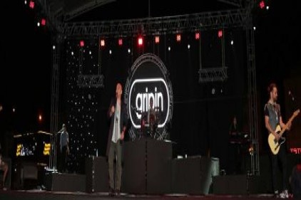 Gripin, çim sahada sahne aldı