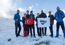 GÜDAT Erciyes Zirvesinde Gaziantep’in Kurtuluşunu andı