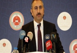 Gül, eski sistemin son, yeni sistemin ilk Adalet Bakanı