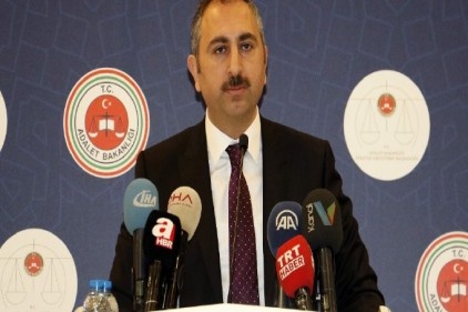 Gül, eski sistemin son, yeni sistemin ilk Adalet Bakanı