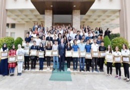 Gül, LYS’de ilk 1000’e giren öğrencilerle buluştu