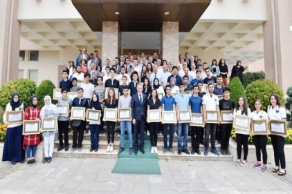 Gül, LYS&#8217;de ilk 1000&#8217;e giren öğrencilerle buluştu