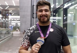 Gülle atmada milli atlet Alperen Karahan, Türkiye rekoru kırdı