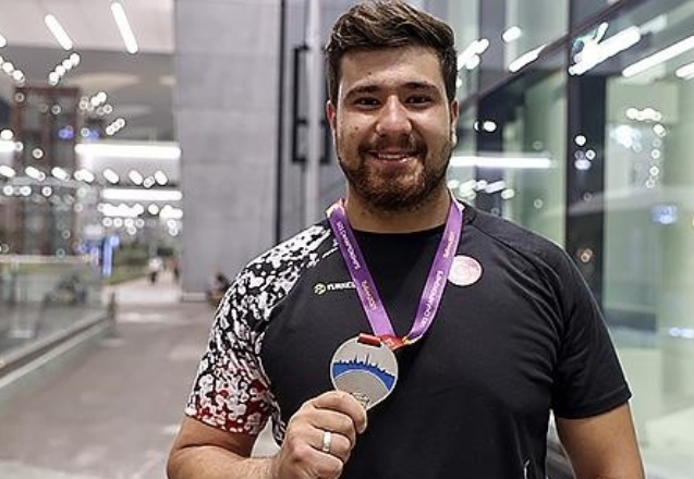 Gülle atmada milli atlet Alperen Karahan, Türkiye rekoru kırdı