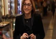 Gülle dikene tahammül etmek adamlıktır