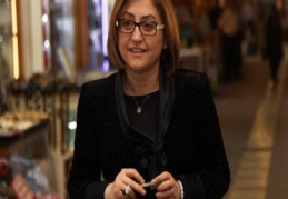 Gülle dikene tahammül etmek adamlıktır