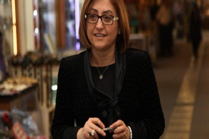 Gülle dikene tahammül etmek adamlıktır