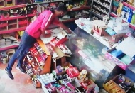 Gündüz vakti telefon hırsızlığı kamerada