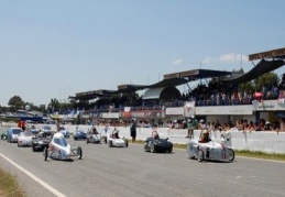 Güneş enerjili formula araçları piste iniyor