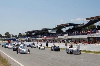 Güneş enerjili formula araçları piste iniyor