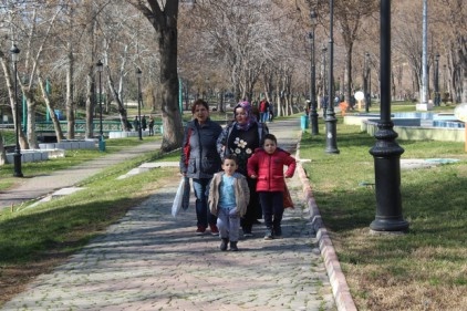 Güneşi gören park ve bahçelere akın etti 