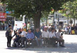 Güneşten korunmak için gölgelere sığınıyorlar