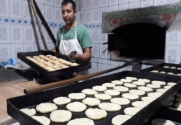 Günler öncesinden bayram simidi stokluyorlar