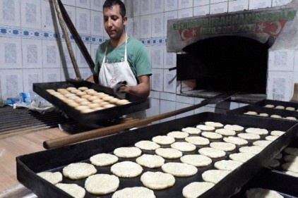 Günler öncesinden bayram simidi stokluyorlar