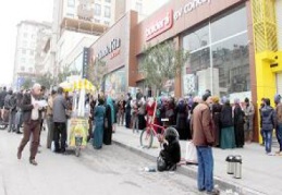 Günlerdir 100 lira için kuyruktalar