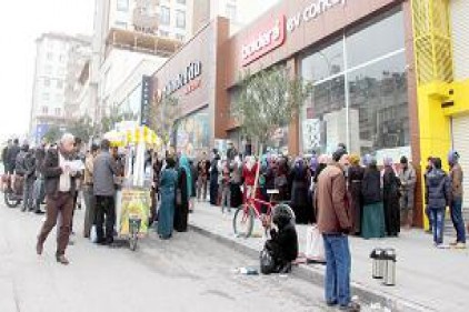 Günlerdir 100 lira için kuyruktalar