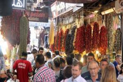 Gurbetçi vatandaşlar, çarşı esnafının yüzünü güldürdü
