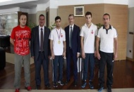 Güreşçiler Şahinbey Belediye Başkanı Mehmet Tahmazoğlu’nu ziyaret etti.